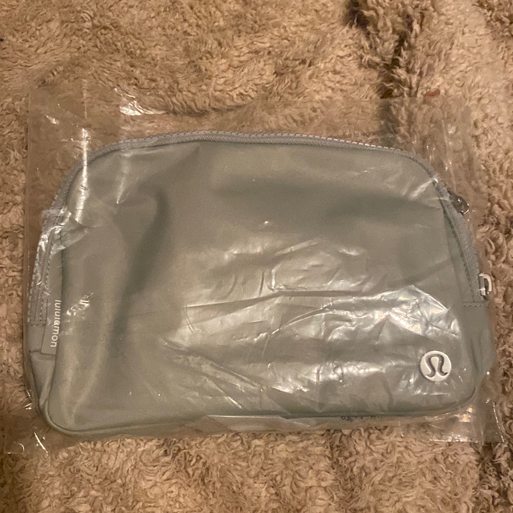 nwt lululemon Everywhere Belt Bag Large, silver drop